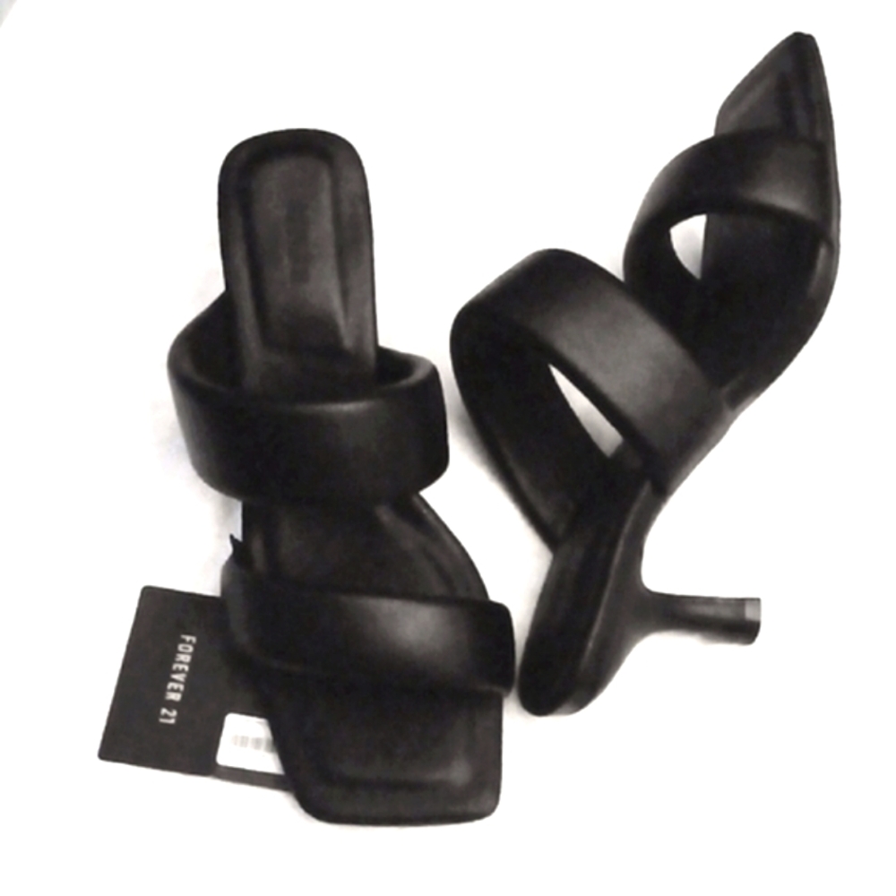 FOREVER 21. BLACK SQUARE TOE  SANDAL. SIZE 9